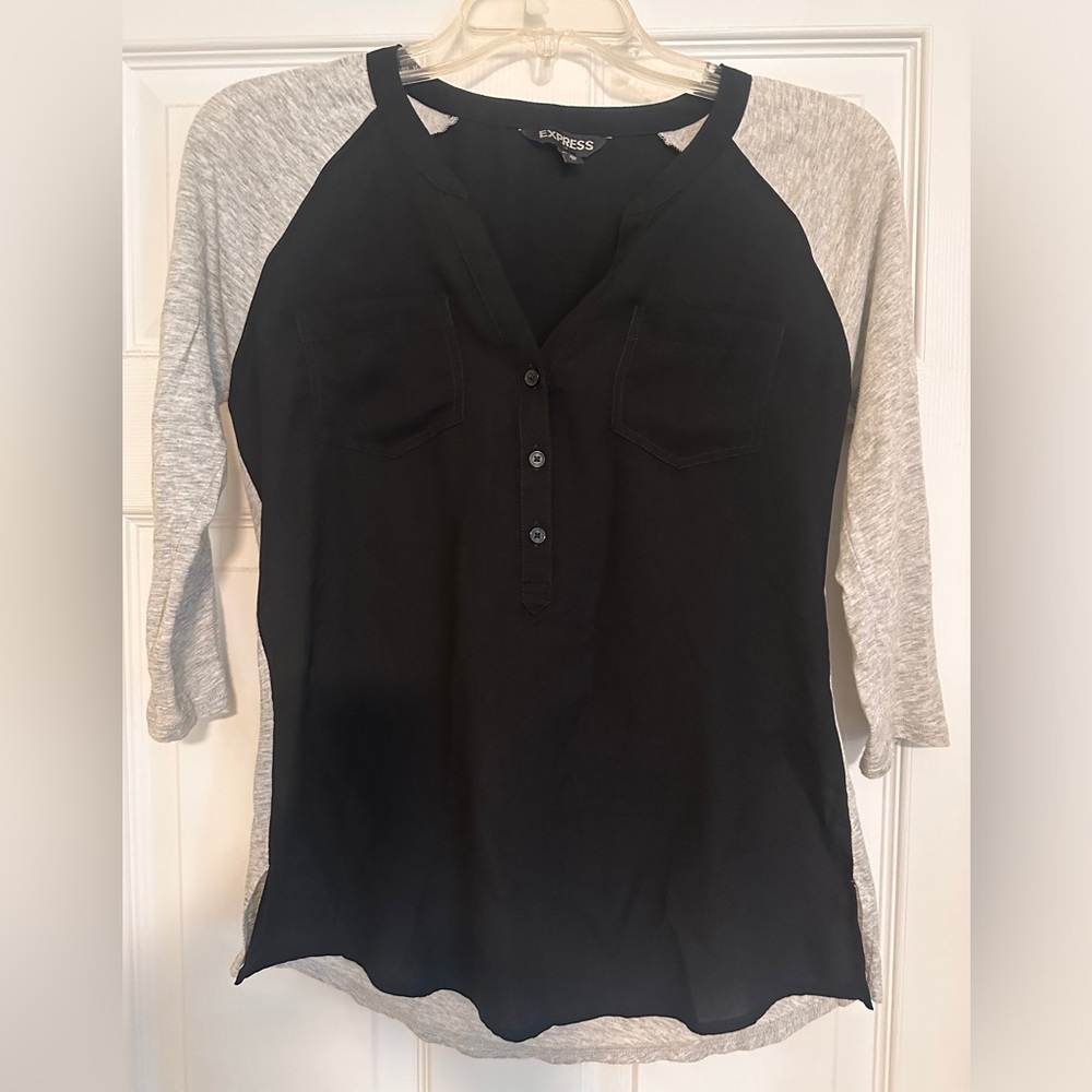Express Blk&Wht Henley 3/4‎ sleeve button shirt  Size xs